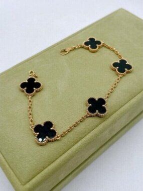 ✨Van Cleef & Arpels Black Onyx 18K Gold Bracelet✨